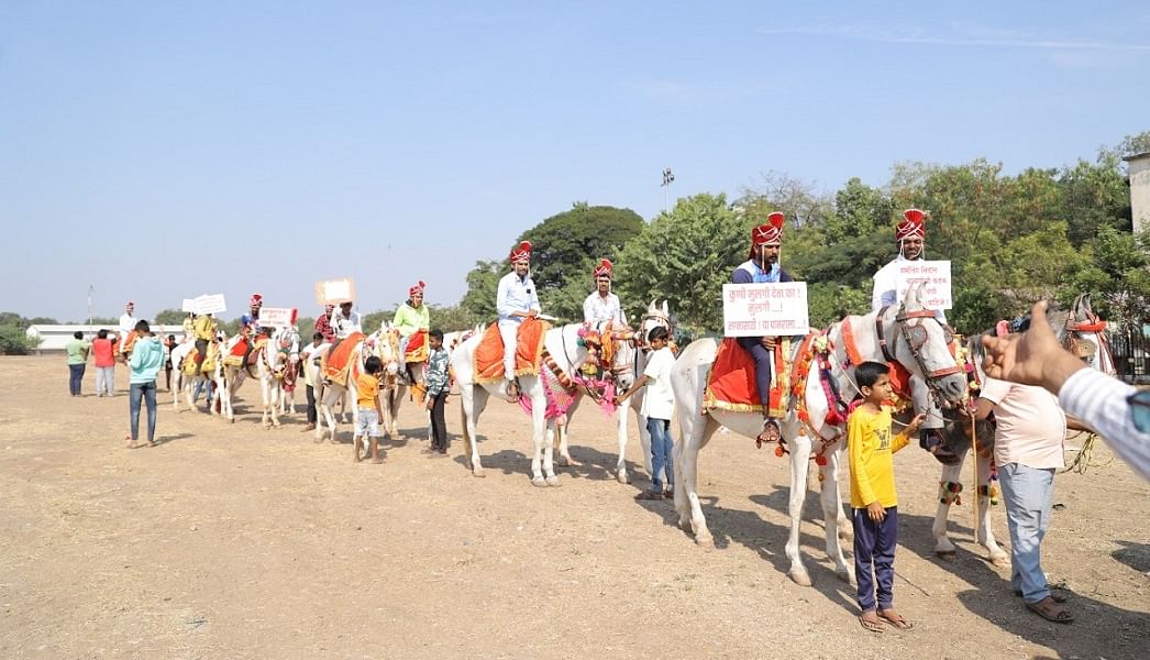 अच्छी नौकरी करने वालों को भी नहीं मिल रही है दुल्हन, कुंवारों ने निकाला 'दूल्हा मार्च' - Even those doing good job are not getting bride, bachelors took out 'groom march'