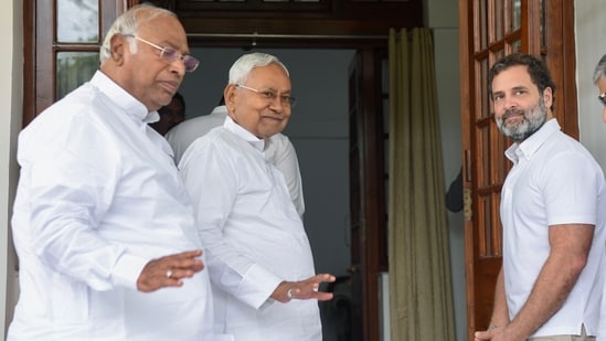 रूठे नीतीश को मनाने में जुटी कांग्रेस, राहुल गांधी ने किया फोन; खड़गे के नाम से हैं नाराज
