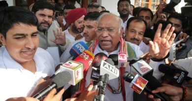 Kharge speaking to press 01