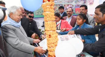समस्तीपुर शिक्षा विभाग की ओर से मुख्यमंत्री को भेंट की गई पत्रिका व पेंटिंग