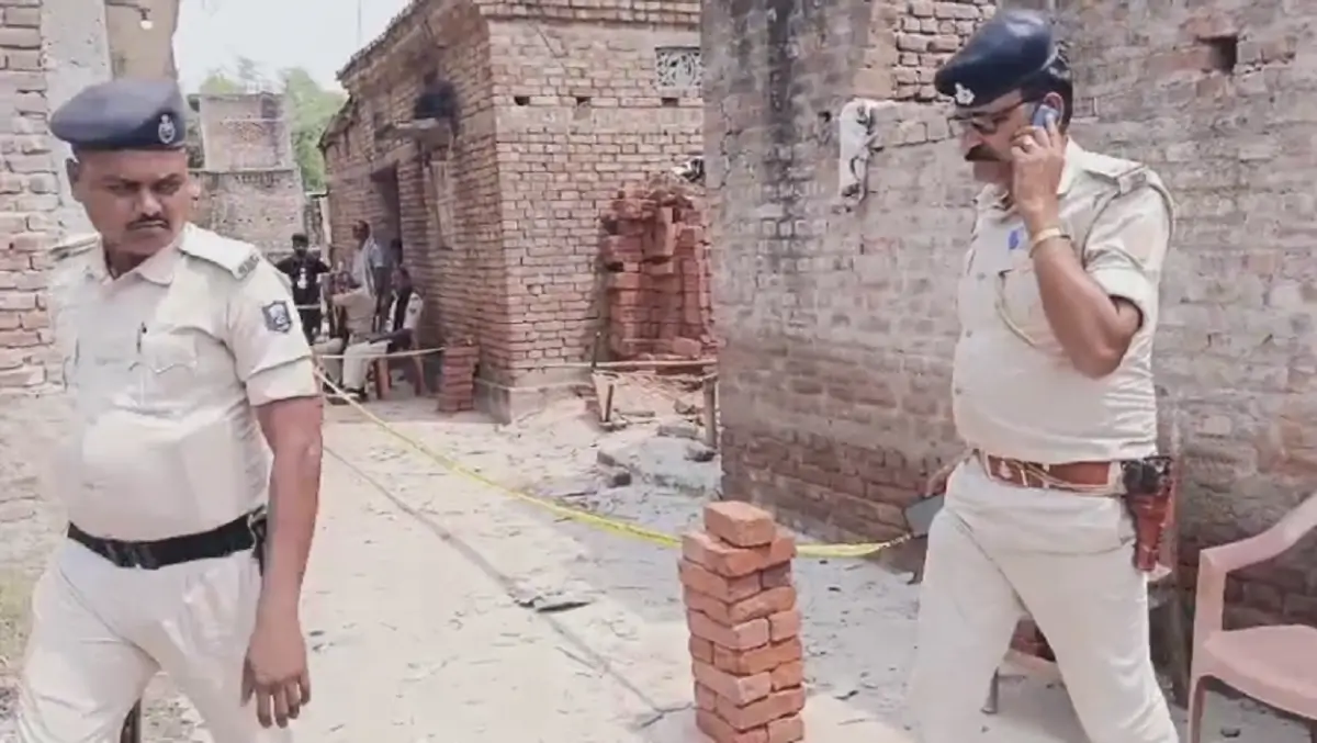 बिहार के मोतिहारी में धमाके से दहशत, घर में ब्लास्ट के बाद पुलिस और FSL की टीम पहुंची